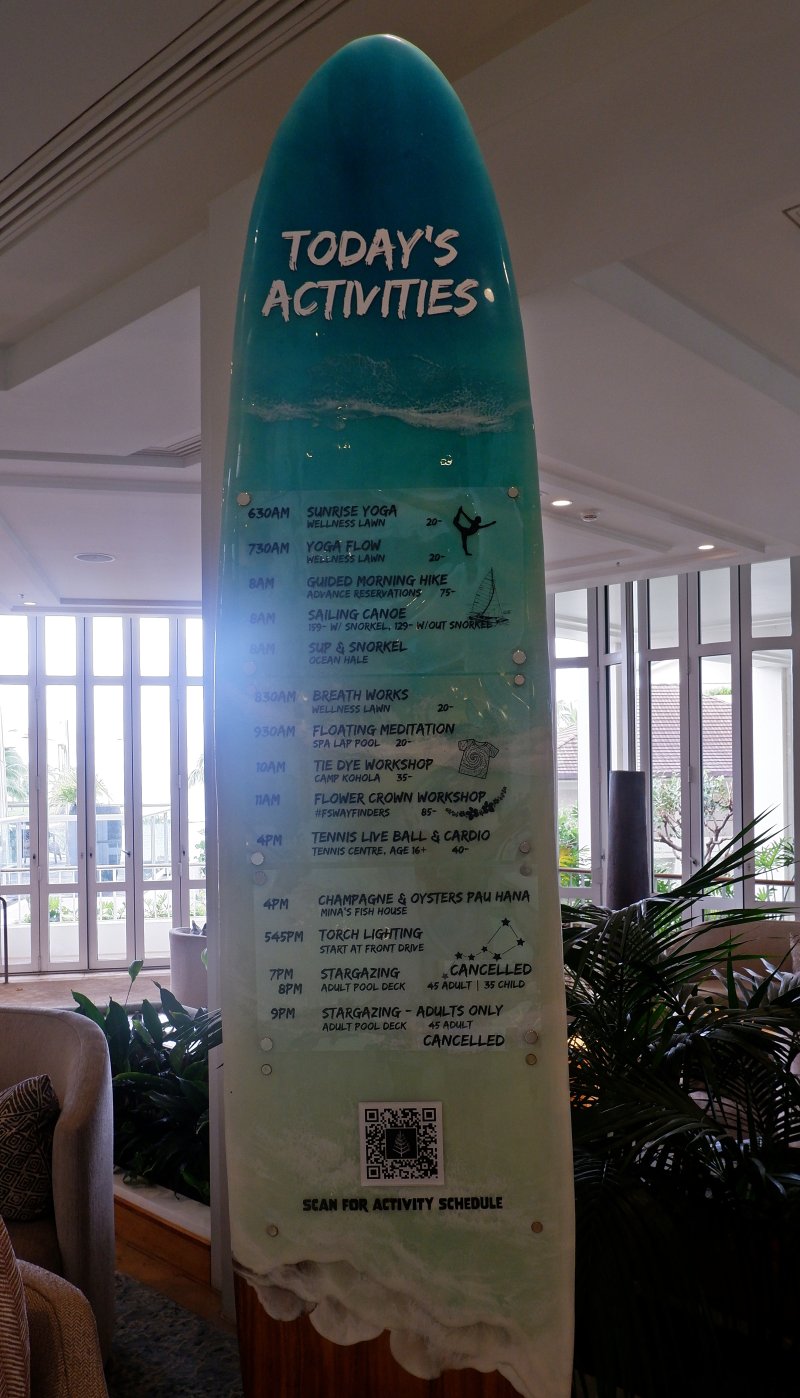 오늘의 활동을 공지하는 로비의 서핑 보드로 이뤄진 안내판ⓒ News1