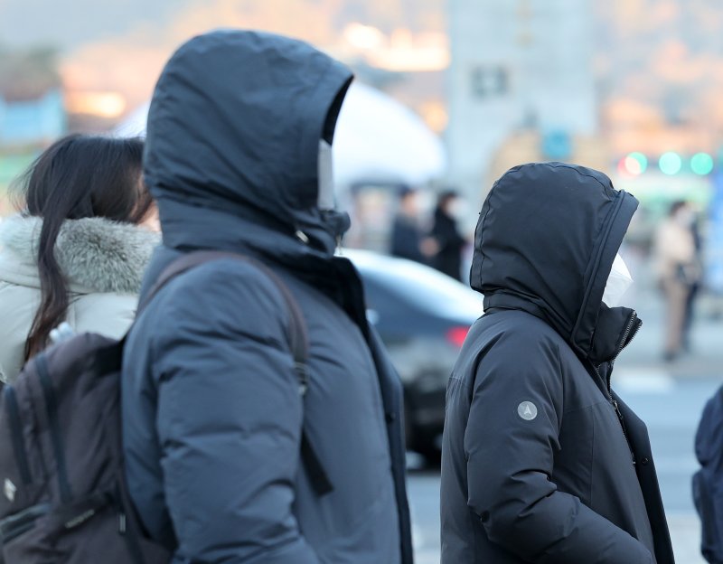 추위에 두꺼운 옷을 입은 시민들. 뉴스1
