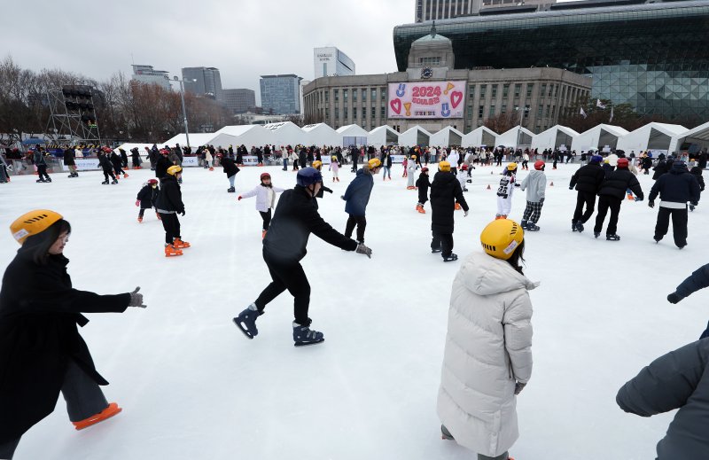 지난 21일 오후 서울 중구 서울광장 스케이트장을 찾은 시민들이 즐거운 시간을 보내고 있다. 뉴스1