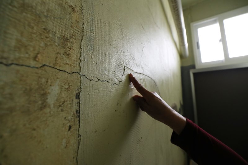 11일 부산 남구 동제당로 인근에 대연3구역 주택재개발정비사업이 진행 중인 가운데 아파트 공사현장 앞 한 주택 내부 벽에 금이 가 있다. 2024.1.11/뉴스1 ⓒ News1 윤일지 기자