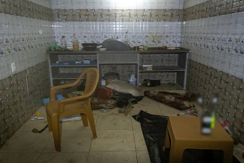 지난 1월 21일(현지시간) 공개된 팔레스타인 가자지구 중부 칸 유니스 지역의 지하 생활 공간. 이스라엘군은 전날 발표에서 병사들이 칸 유니스의 지하 터널 가운데 인질들이 머물렀던 장소를 발견했다고 밝혔다.AFP연합뉴스