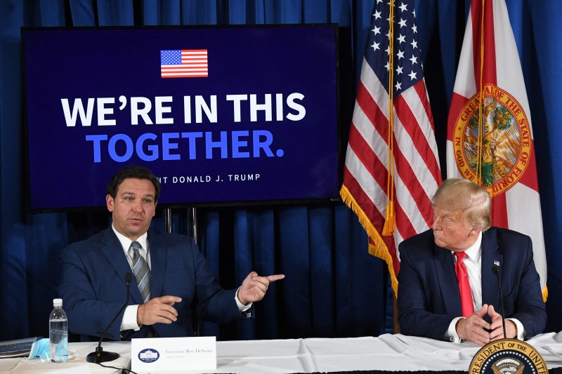 지난 2020년 7월 31일 미국 플로리다주 벨에어에서 론 디샌티스 플로리다 주지사(왼쪽)가 당시 대통령이었던 도널드 트럼프와 코로나19 관련 기자회견을 하고 있다.AFP연합뉴스