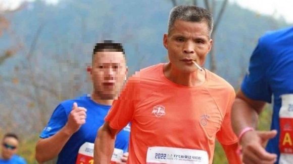 50대 중국 남성, 마라톤 대회서 '이것' 물고 달리다 실격