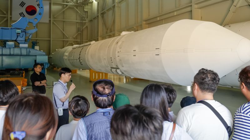 '우주과학열차' 여행 참가자들이 나로우주센터에 방문해 '발사체'에 대한 설명을 듣고 있다. 코레일관광개발 제공