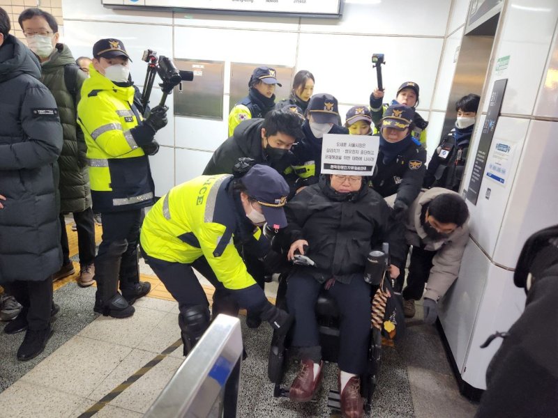 22일 오전 8시30분쯤 서울 지하철 4호선 혜화역에서 이형숙 공동대표가 경찰에 연행되고 있다. (전장연 제공) /사진=뉴스1
