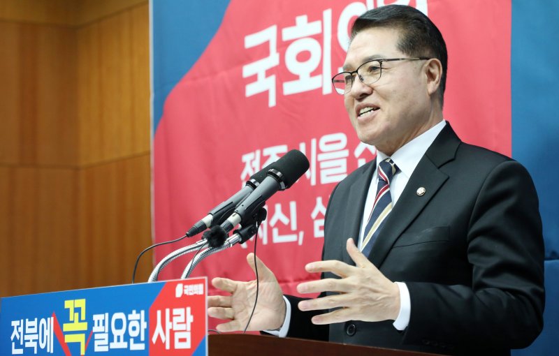 정운천 국민의힘 의원이 22일 전북특별자치도의회에서 기자회견을 열고 22대 총선 전주 을 선거구 출마를 선언하고 있다. 뉴스1