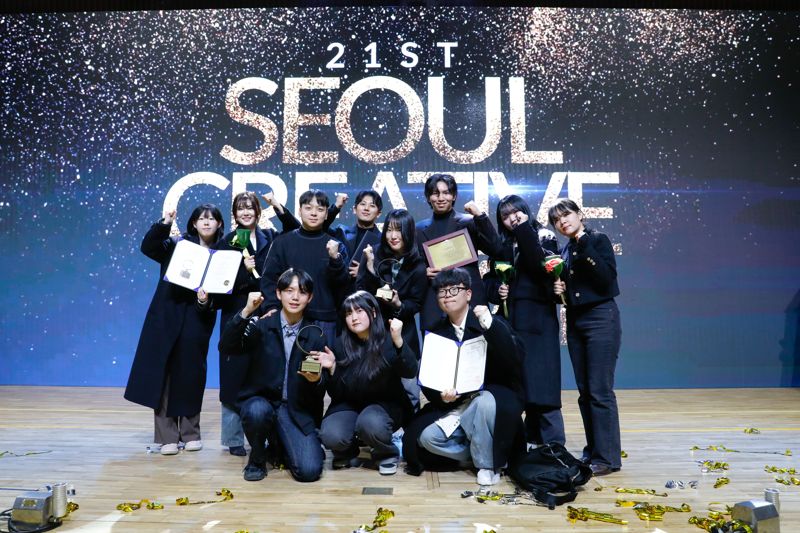 제21회 서울영상광고제에서 '올해의 대학'을 수상한 동서대 학생들이 기념사진을 촬영하고 있다. 동서대 제공