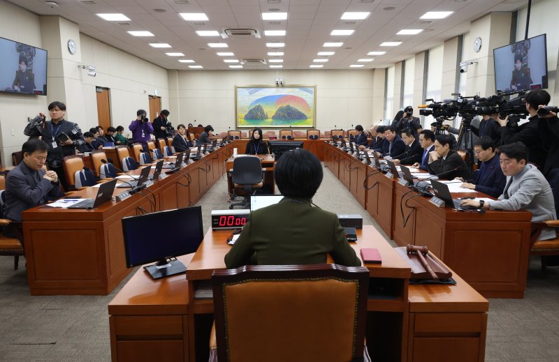 野, '이재명 헬기' 질의 정무위 단독 소집…與 "정치 압력" 퇴장