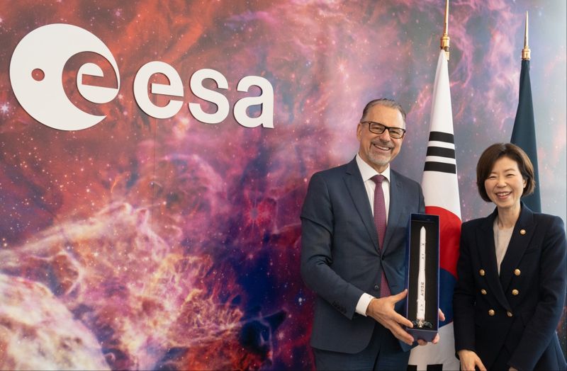 과기정통부 조성경 제1차관이 지난 19일 프랑스 파리에 위치한 유럽우주국(ESA)에 방문해 요세프 아쉬바허 ESA 사무총장과 기념촬영을 하고 있다. 과기정통부 제공