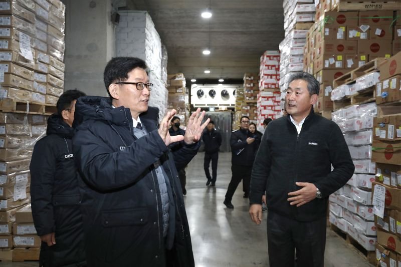 고광효 관세청장(왼쪽)이 축산물 통관 현장을 점검하고 있다.