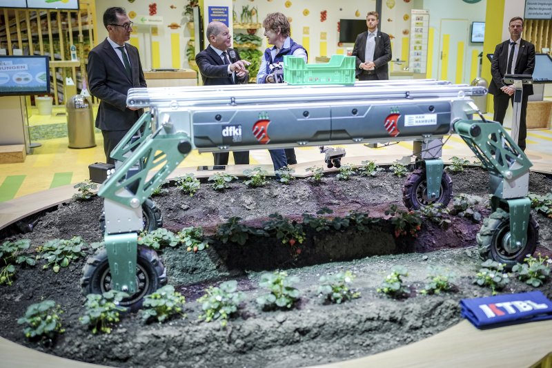 지난 1월 22일 독일 베를린에서 올라프 숄츠 독일 총리(왼쪽 두번째)가 작물 수확용 로봇을 구경하고 있다.AP연합뉴스