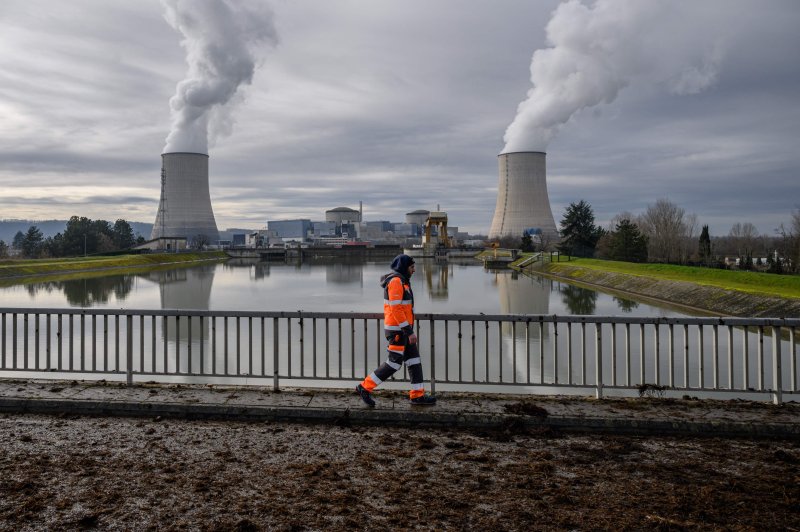 2011년 일본 후쿠시마 원전 사고 뒤 후퇴하던 원자력 발전이 다시 붐을 타면서 2025년에는 사상최대 발전용량을 기록할 것으로 국제에너지기구(IEA)가 24일(현지시간) 전망했다. 22일 프랑스 남부 골페시 원자력발전 단지 앞으로 한 작업자가 걸어가고 있다. AFP연합