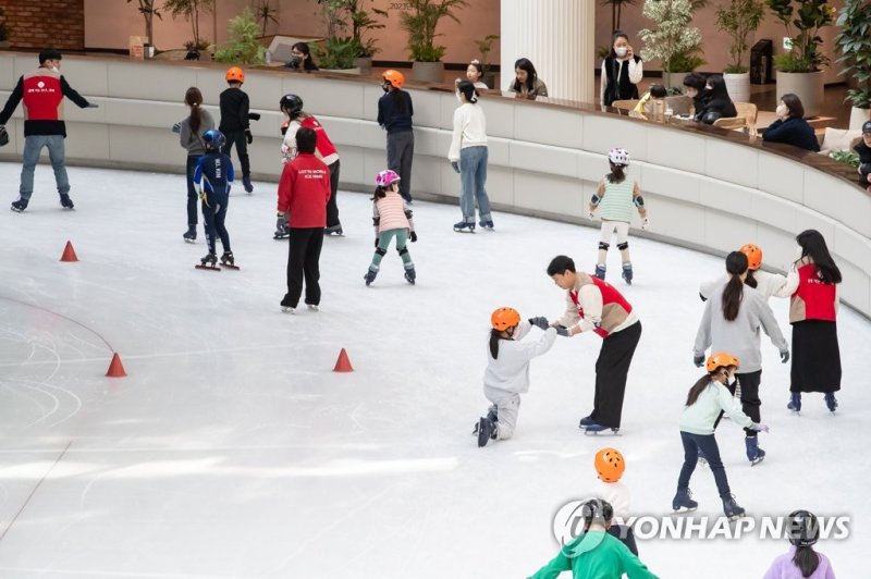 롯데월드 어드벤처, 겨울방학 맞이 보육원 아동 '드림티켓' 초청 진행 (출처=연합뉴스)
