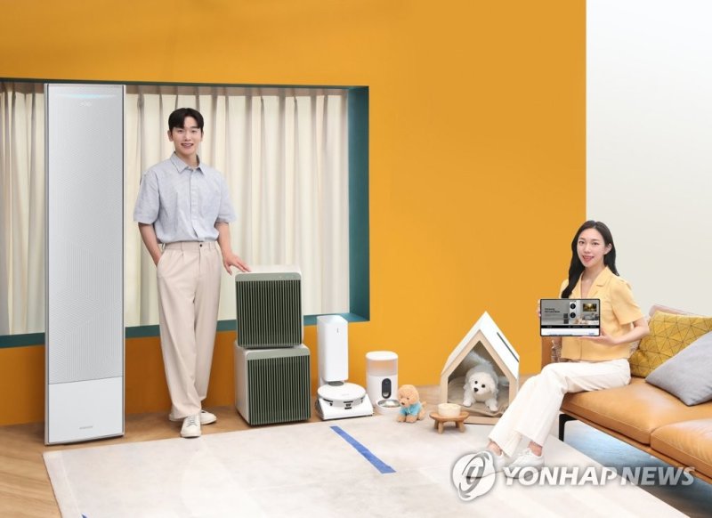 삼성전자, 삼성닷컴에 '펫 케어 스토어' 오픈 삼성전자, 삼성닷컴에 '펫 케어 스토어' 오픈 (서울=연합뉴스) 삼성전자가 급성장한 펫팸(펫+패밀리)족 시장에 맞춰 지난 25일 삼성닷컴에 '펫 케어 스토어'를 오픈했다고 26일 밝혔다. 사진은 삼성전자 모델이 삼성스토어 청담점에서'펫 케어 스토어'에서 구입할 수 있는 삼성 펫 케어 가전과 반려동물 사료 자동 급식기 '펫 피더'를 소개하는 모습. 2023.5.26 [삼성전자 제공. 재판매 및 DB 금지] photo@yna.co.kr (끝)