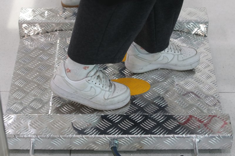 22일 서울 강서구 김포국제공항 국제선 출국장에서 한 탑승객이 몸무게 측정을 하고 있다. 아시아나항공은 승객 표준 중량 측정을 위해 오는 31일까지 국제선 항공기에 탑승하는 승객들의 몸무게를 측정한다. 2024.1.22/뉴스1 ⓒ News1 공항사진기자단