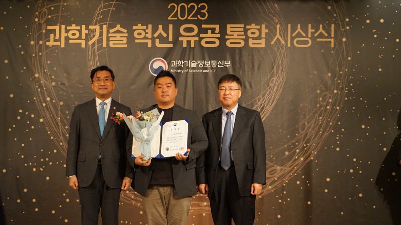 지난 22일 오전 서울 종로구 포시즌스호텔에서 열린 '2023 과학기술혁신 유공 통합시상식'에서 주영창 과학기술정보통신부 과학기술혁신본부장과 윤인호 아이나비시스템즈 총무 팀장(왼쪽부터)이 기념촬영을 하고 있다. 팅크웨어 제공