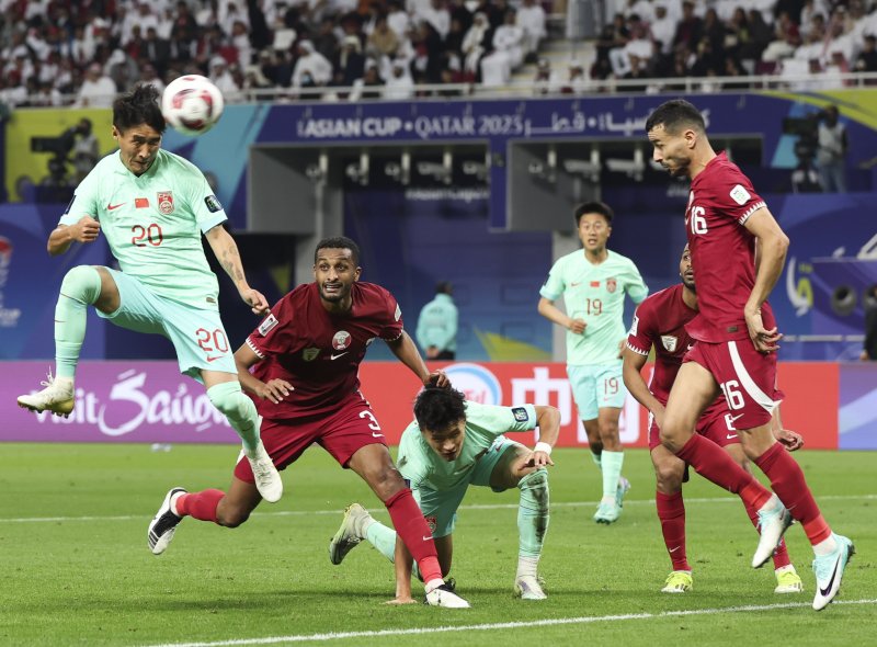 [도하(카타르)=뉴시스] 김근수 기자 = 22일(현지시각) 카타르 도하 칼리파 인터네셔널 경기장에서 열린 아시아축구연맹(AFC) 2023 카타르 아시안컵 A조 조별예선 3차전 카타르 대 중국의 경기, 전반 중국 웨이 시하오가 슈팅하고 있다. 2024.01.23. ks@newsis.com