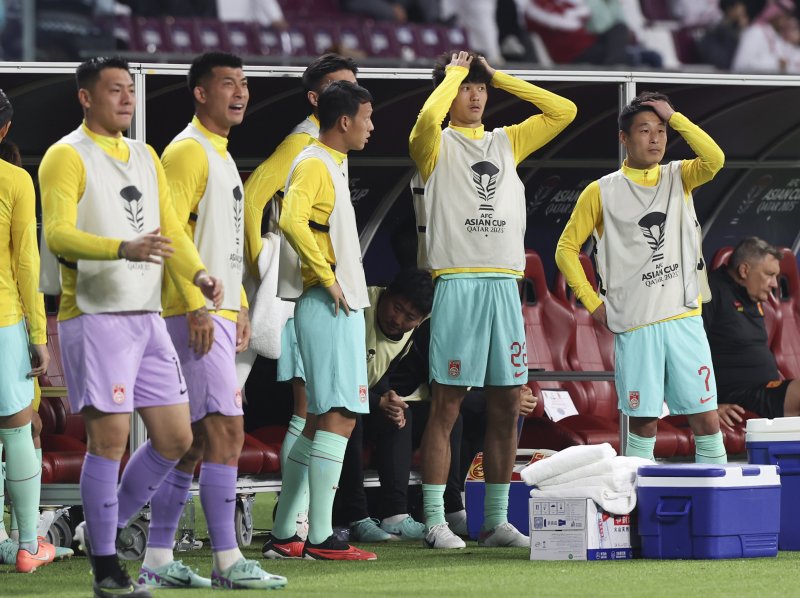 [도하(카타르)=뉴시스] 김근수 기자 = 우레이 등 중국 축구국가대표팀 선수들이 22일(현지시각) 카타르 도하 칼리파 인터네셔널 경기장에서 열린 아시아축구연맹(AFC) 2023 카타르 아시안컵 A조 조별예선 3차전 카타르 대 중국의 경기에서 전반 중국 웨이 시하오의 슈팅이 빗나가자 아쉬워하고 있다. 2024.01.23. ks@newsis.com