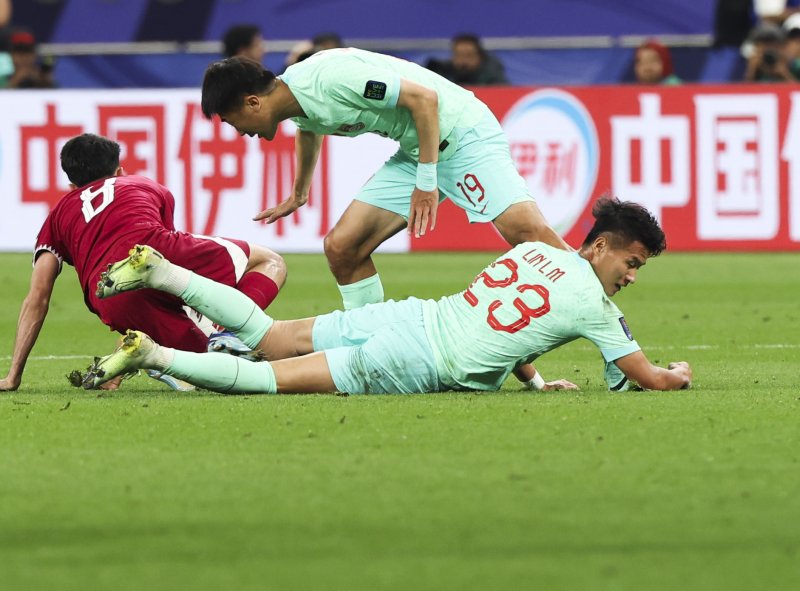 [도하(카타르)=뉴시스] 김근수 기자 = 22일(현지시각) 카타르 도하 칼리파 인터네셔널 경기장에서 열린 아시아축구연맹(AFC) 2023 카타르 아시안컵 A조 조별예선 3차전 카타르 대 중국의 경기, 전반 중국 링량밍과 카타르 아사달라가 볼경합 도중 넘어지고 있다. 2024.01.23. ks@newsis.com
