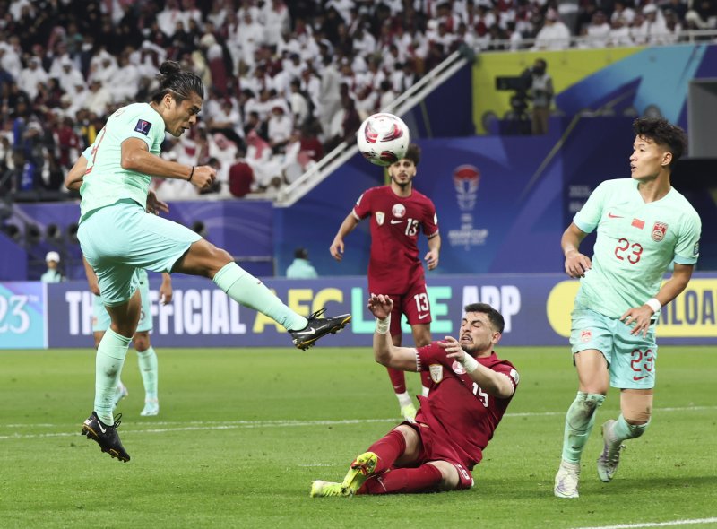 [도하(카타르)=뉴시스] 김근수 기자 = 22일(현지시각) 카타르 도하 칼리파 인터네셔널 경기장에서 열린 아시아축구연맹(AFC) 2023 카타르 아시안컵 A조 조별예선 3차전 카타르 대 중국의 경기, 전반 중국 장 유닝이 헤딩슛을 하고 있다. 2024.01.23. ks@newsis.com