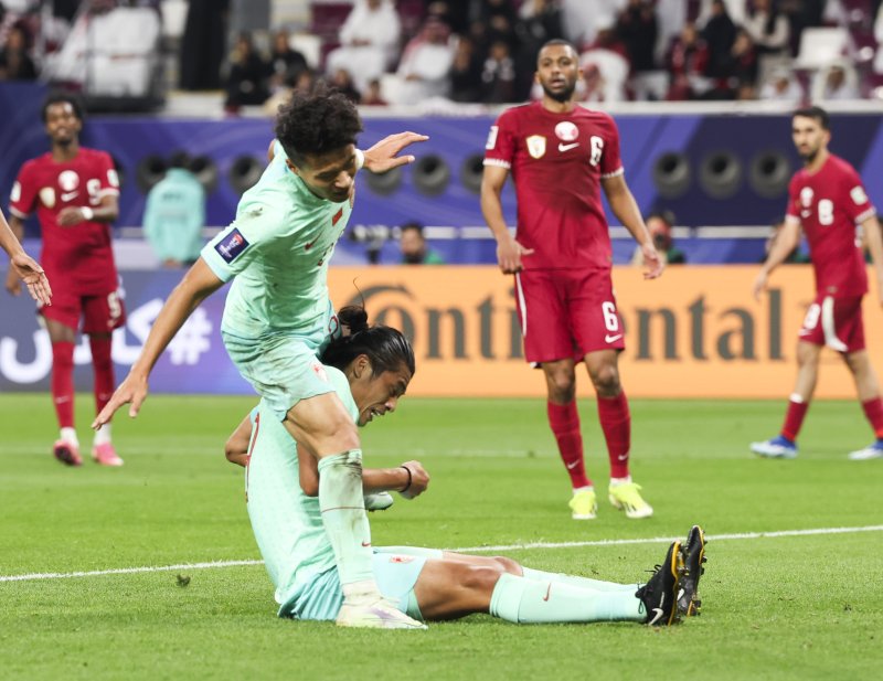 [도하(카타르)=뉴시스] 김근수 기자 = 22일(현지시각) 카타르 도하 칼리파 인터네셔널 경기장에서 열린 아시아축구연맹(AFC) 2023 카타르 아시안컵 A조 조별예선 3차전 카타르 대 중국의 경기, 전반 중국 장 유닝과 왕 샹위안이 뒤엉켜있다. 2024.01.23. ks@newsis.com