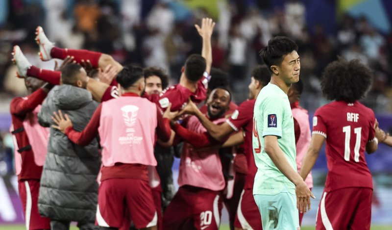 [도하(카타르)=뉴시스] 김근수 기자 = 22일(현지시각) 카타르 도하 칼리파 인터네셔널 경기장에서 열린 아시아축구연맹(AFC) 2023 카타르 아시안컵 A조 조별예선 3차전 카타르 대 중국의 경기, 후반 카타르 알 하이도스가 선취골을 넣자 중국 수비수 류 양이 아쉬워하고 있다. 2024.01.23. ks@newsis.com