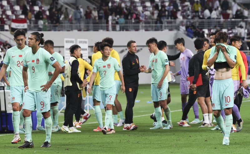 [도하(카타르)=뉴시스] 김근수 기자 = 22일(현지시각) 카타르 도하 칼리파 인터네셔널 경기장에서 열린 아시아축구연맹(AFC) 2023 카타르 아시안컵 A조 조별예선 3차전 카타르 대 중국의 경기에 카타르 알 하이도스의 결승골로 1대0으로 승리를 거뒀다. 중국 축구대표팀 선수들이 아쉬워하고 있다. 2024.01.23. ks@newsis.com