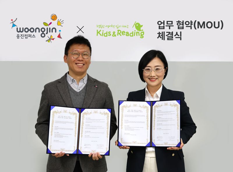 지난 16일 진행된 업무협약식에서 김홍석 웅진컴퍼스 대표이사(왼쪽)와 원영빈 키즈엔리딩 대표이사가 기념사진을 촬영하고 있다. 웅진컴퍼스 제공