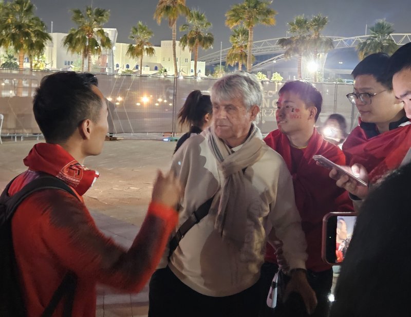 과거 중국대표팀을 이끌었던 보라 밀루티노비치 감독(가운데)이 중국팬들과 이야기를 나누고 있다. /뉴스1 ⓒ 뉴스1 김도용 기자