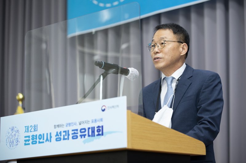 검찰, '文 전 사위 특혜채용 의혹' 김우호 전 청와대 비서관 소환