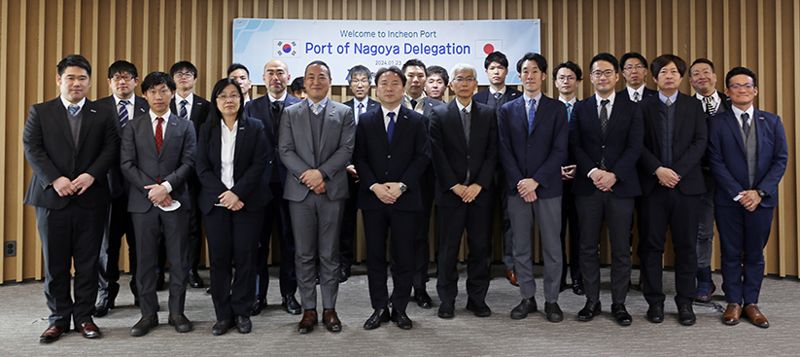 일본 나고야항 사절단이 IPA 사옥을 방문해 인천항과 나고야항의 협력관계 강화 및 교역 규모 확대 등을 논의한 뒤 기념 단체사진을 촬영하고 있다. 인천항만공사 제공.