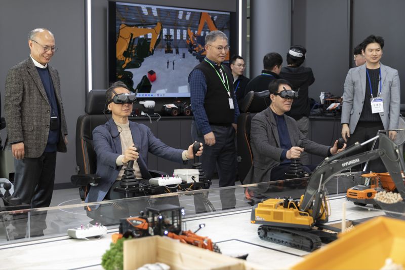 "VR 시뮬레이션으로 굴착기 운전"...HD현대사이트솔루션, '버츄얼 트레이닝 센터' 개소