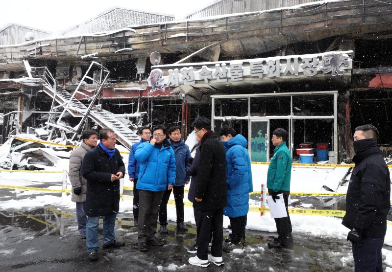 홍익표 더불어민주당 원내대표가 지난 23일 오후 충남 서천군 서천수산물특화시장 화재 현장을 찾아 피해 상황을 점검하고 있다. 뉴시스