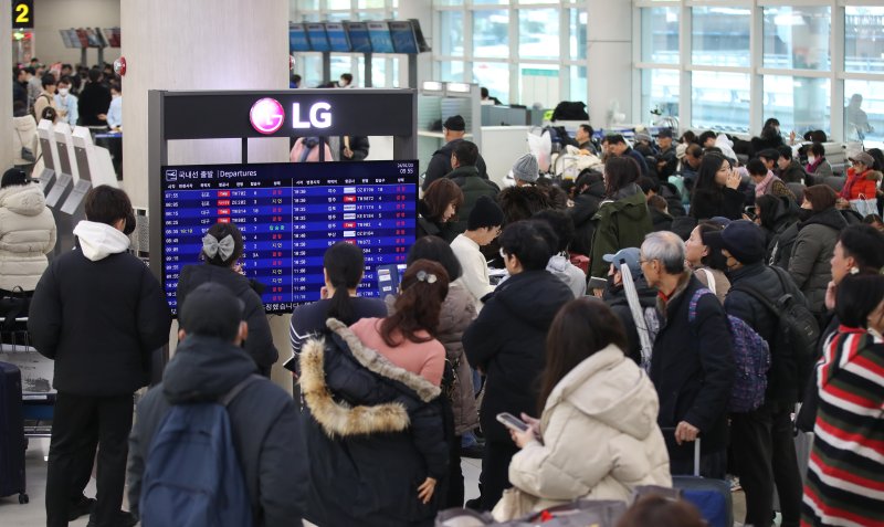 "비행기 못떠요" 폭설 덮친 제주공항 408편 결항..2만여명 발동동