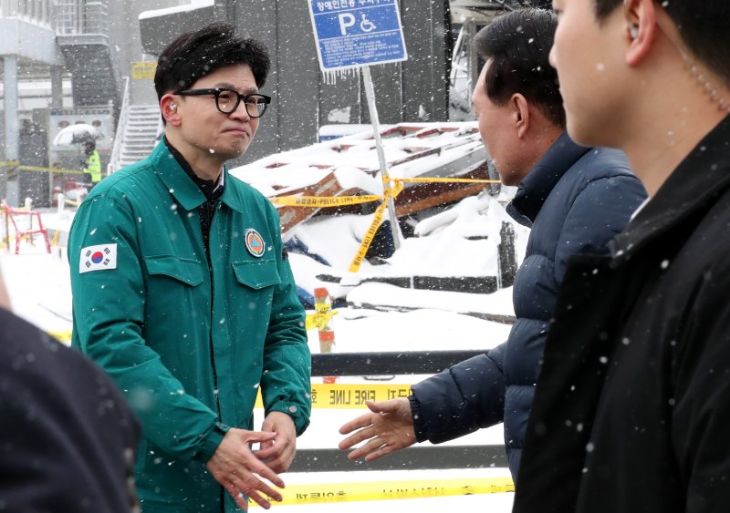 윤석열 대통령이 23일 화재가 발생한 충남 서천 특화시장을 찾아 한동훈 국민의힘 비상대책위원장과 악수를 하고 있다. . 2024.1.23/뉴스1 ⓒ News1 김기태 기자