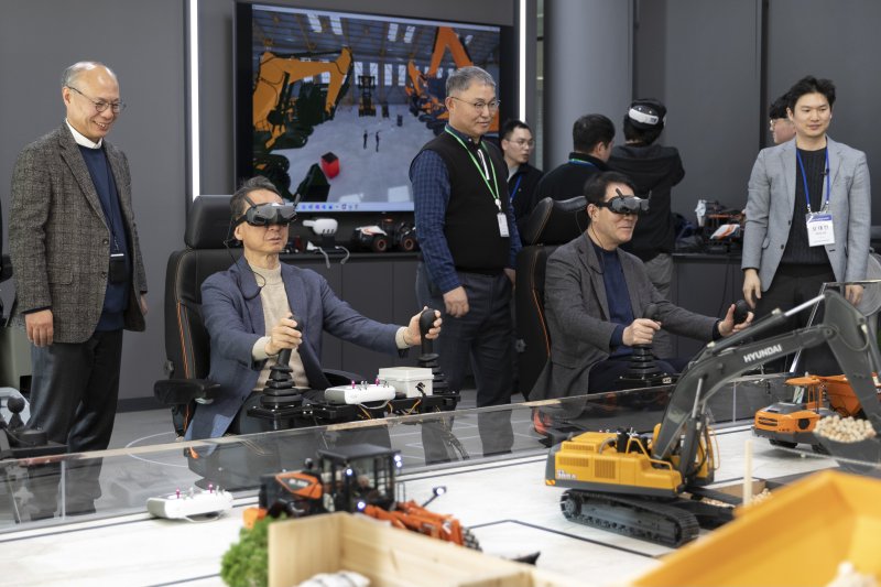 HD현대사이트솔루션 임직원, VR로 굴착기 배운다