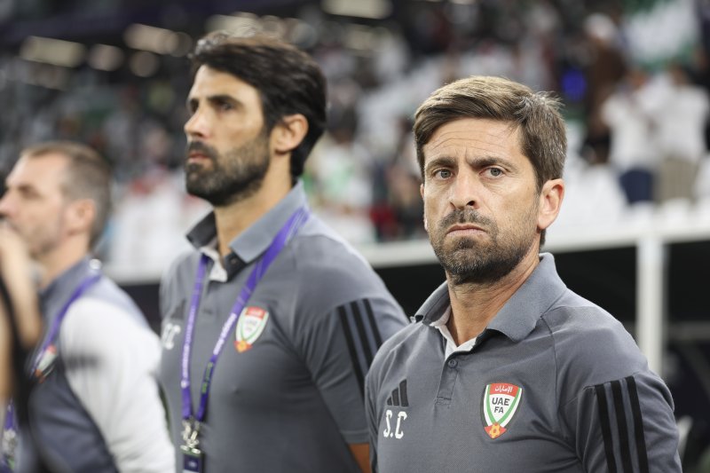 [알라이얀(카타르)=뉴시스] 김근수 기자 = 아랍에미리트 축구국가대표팀 세르지오 코스타 코치가 23일(현지시각) 카타르 알 라이얀 에듀케이션 시티 스타디움에서 열린 아시아축구연맹(AFC) 2023 카타르 아시안컵 C조 조별예선 3차전 이란 대 아랍에미리트의 경기 시작 전 경기장을 바라보고 있다. 2024.01.23. ks@newsis.com