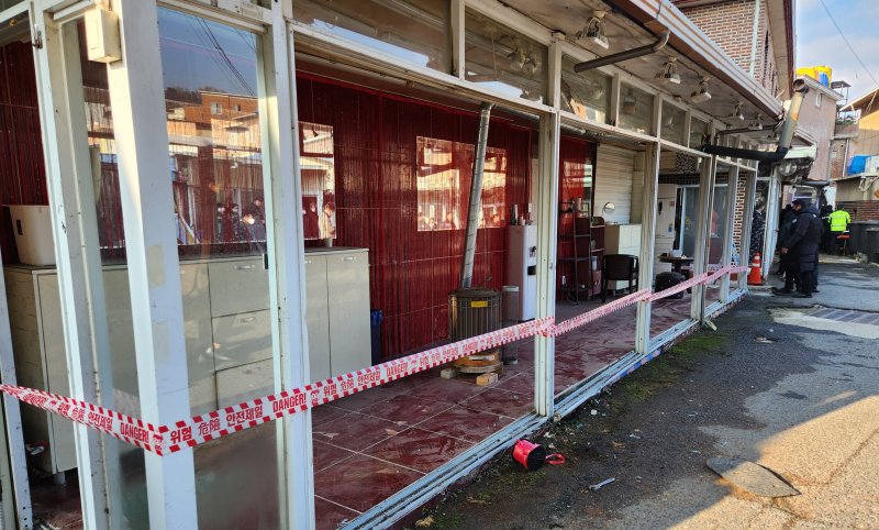 [파주=뉴시스] 송주현 기자 = 22일 오전 경기 파주시 연풍리 성매매집결지 내 불법 건축물에 대한 행정대집행이 진행되고 있다. 2023.11.22 atia@newsis.com