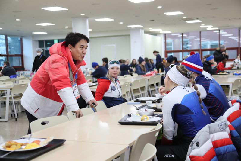 김진태 강원특별자치도지사가 24일 아침 강원동계청소년올림픽 선수촌 식당 방문, 선수와 관계자들을 격려했다. 강원특별자치도 제공