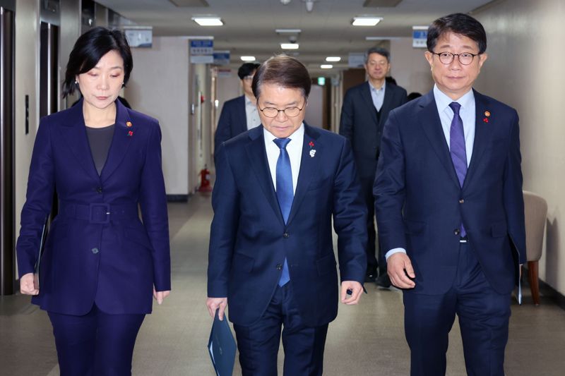 국토부, 고용부, 중기부 장관 중대재해처벌법 추가 적용유예 개정안 입법 촉구 합동 브리핑이 24일 서울 종로구 정부서울청사에서 열렸다. 오영주 중기부 장관과 이정식 고용부 장관, 박상우 국토부 장관(왼쪽부터)이 합동브리핑실로 입장하고 있다. 사진=서동일 기자