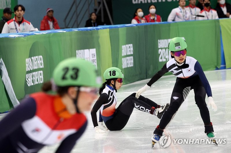 아차, 미끄러졌다 아차, 미끄러졌다 (강릉=연합뉴스) 양지웅 기자 = 24일 강원 강릉시 아이스아레나에서 열린 2024 강원 동계청소년올림픽 대회 쇼트트랙 혼성 계주 준결승 경기에서 대한민국 정재희가 미끄러져 있다. 2024.1.24 yangdoo@yna.co.kr (끝)