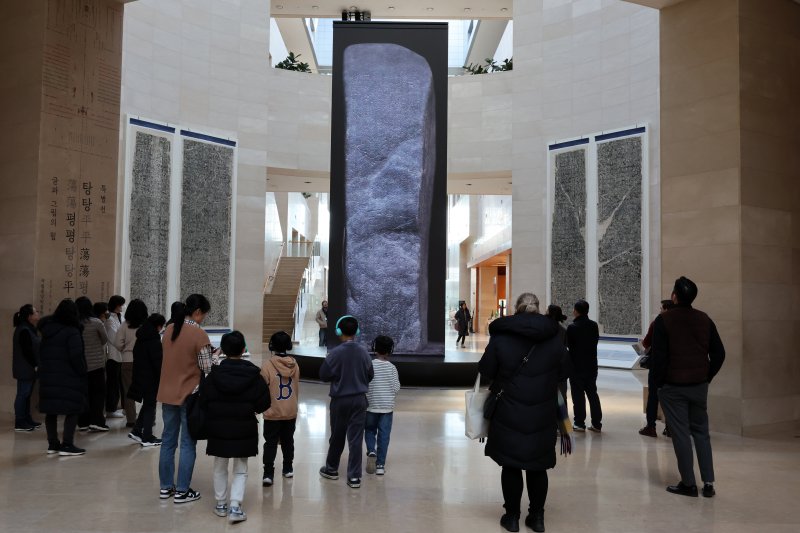 [서울=뉴시스] 박진희 기자 = 국립중앙박물관은 24일 서울 용산구 박물관 상설전시장에서 '광개토왕비 탁본 디지털 복원·복제본'을 선보이고 있다. 2024.01.24. pak7130@newsis.com