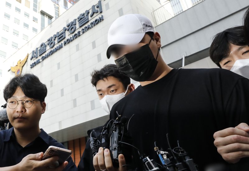 롤스로이스를 몰다 행인을 치어 숨지게 한 20대 남성 신모씨가 서울 강남경찰서에서 호송차로 향하고 있다./사진=뉴스1