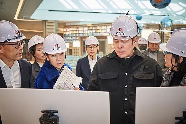 신세계 정용진, '스타필드 수원' 방문 신세계 정용진, '스타필드 수원' 방문 (서울=연합뉴스) 신세계그룹은 정용진 부회장이 15일 정식 개장을 앞둔 스타필드 수원을 찾아 새해 첫 현장 경영에 나섰다고 밝혔다. 사진은 스타필드 수원 현장을 방문한 정용진 부회장. 2024.1.15 [신세계그룹 제공. 재판매 및 DB금지] photo@yna.co.kr (끝)