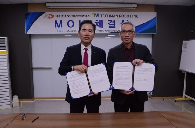 (왼쪽부터) 엄재윤 TPC메카트로닉스 대표이사와 첸 호우(Chen How) 테크맨로봇 최고경영자(CEO)가 기념 촬영을 하고 있다. 사진=TPC