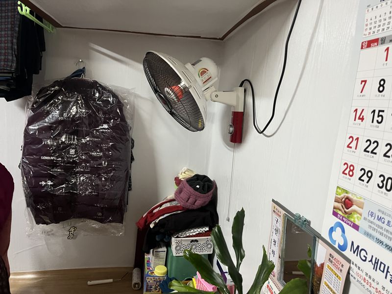 25일 기자가 방문한 서울 영등포구 영등포동 쪽방촌의 안모씨의 방에 전기 온풍기가 켜져 있다. /사진=주원규 기자