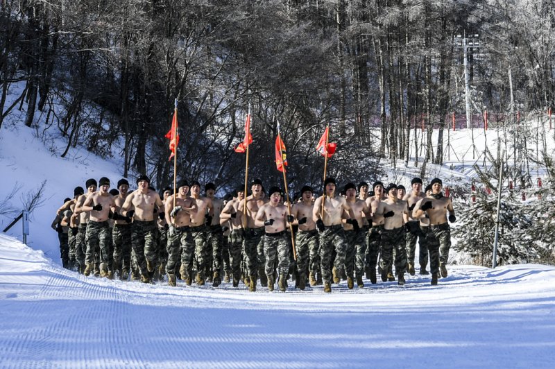 해병대 1사단 수색대대원들이 23일 강원 평창 산악종합훈련장에서 구보하고 있다. 지난 9일부터 훈련에 들어간 이 부대는 2월 2일까지 동계 설한지 훈련을 진행한다. 사진=해병대 1사단 제공