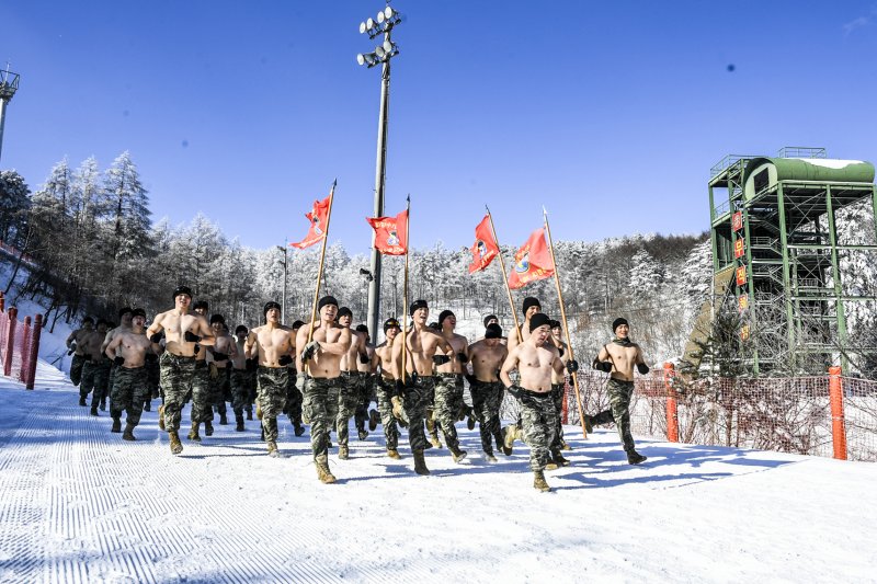 해병대 1사단 수색대대원들이 23일 강원 평창 산악종합훈련장에서 구보하고 있다. 지난 9일부터 훈련에 들어간 이 부대는 2월 2일까지 동계 설한지 훈련을 진행한다. 사진=해병대 1사단 제공