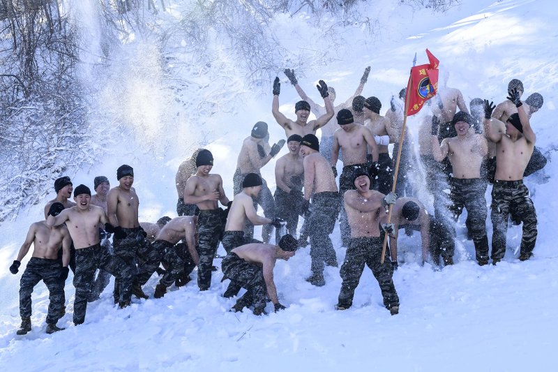 해병대 1사단 수색대대가 23일 강원 평창 산악종합훈련장에서 훈련 도중 눈을 뿌리며 포효하고 있다. 지난 9일부터 훈련에 들어간 이 부대는 2월 2일까지 동계 설한지 훈련을 진행한다. 사진=해병대 1사단 제공