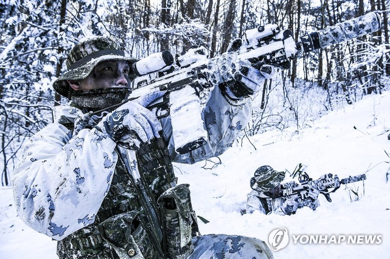 가상의 적 경계 가상의 적 경계 (포항=연합뉴스) 해병대 1사단 수색대원이 23일 강원 평창 산악종합훈련장에서 경계 훈련을 하고 있다. 지난 9일부터 훈련에 들어간 이 부대는 2월 2일까지 동계 설한지 훈련을 진행한다. 2024.1.24 [해병대 1사단 제공. 재판매 및 DB 금지] sds123@yna.co.kr (끝)